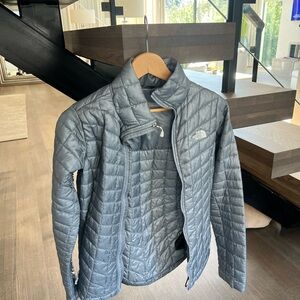 North face lightweight puffer jacket. Barely used. No defects or signs of wear